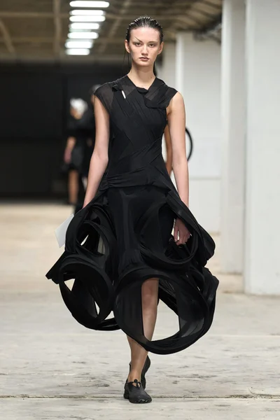 Look 16
